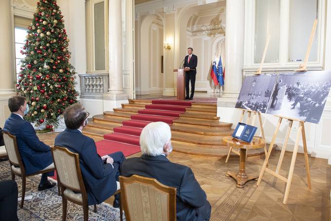 Predsednik Republike Slovenije Borut Pahor je na predveer 30. obletnice sprejetja Ustave Republike Slovenije v Predsedniki palai priredil posebno slovesnost